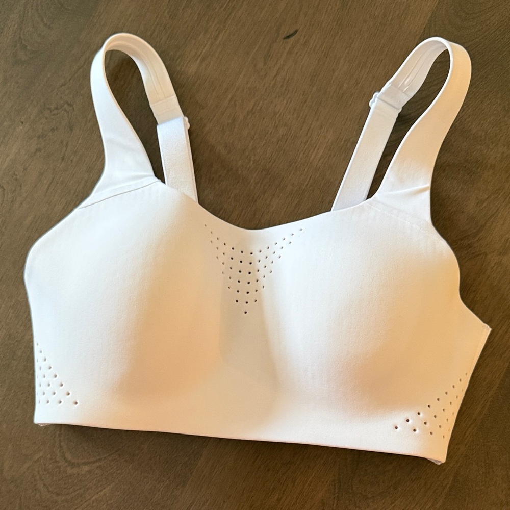 Victoria's Secret White Seamless Bra. Excellent condition.